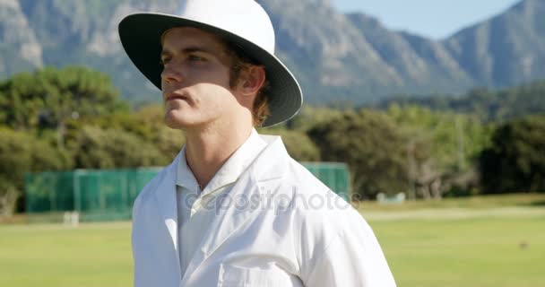 Árbitro de cricket señalando un no balón durante el partido — Vídeos de Stock