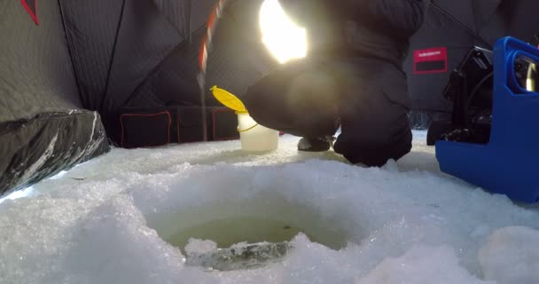 Man fiskar i snöiga regionen — Stockvideo