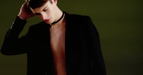 Homme androgyne en blazer posant sur fond noir — Video