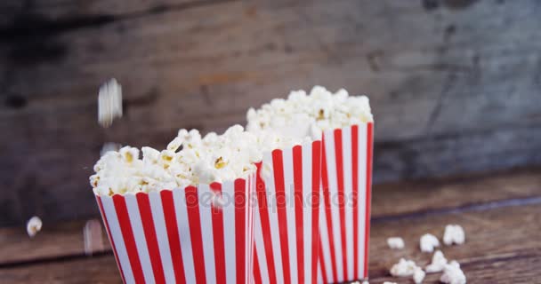 Popcorn gerangschikt in een rij met de 4e juli thema — Stockvideo