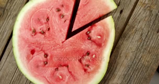 Stuk van watermeloen gescheiden van segment — Stockvideo