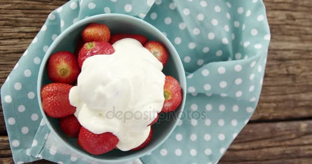 Overhead of fresh strawberries with cream in bowl — Stock Video