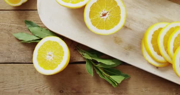 Frais généraux de limes sucrées avec des verres de jus — Video