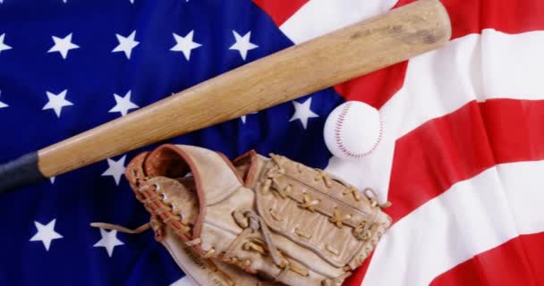 Honkbal, honkbalknuppel en honkbal handschoenen aan een Amerikaanse vlag — Stockvideo