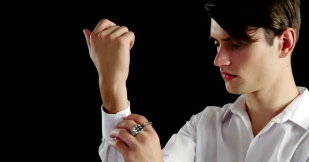 Androgün embert beállítása a kézi bilincs — Stock videók