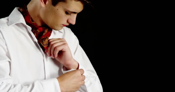 Androgynous man adjusting his hand cuffs — Stock Video