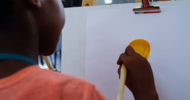 Attente schooljongen hijgen op canvas — Stockvideo