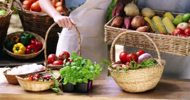 Счастливая пара держит свежие овощи в корзине — стоковое видео