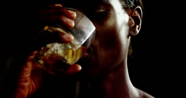 Androgyner Mann trinkt Whiskey — Stockvideo