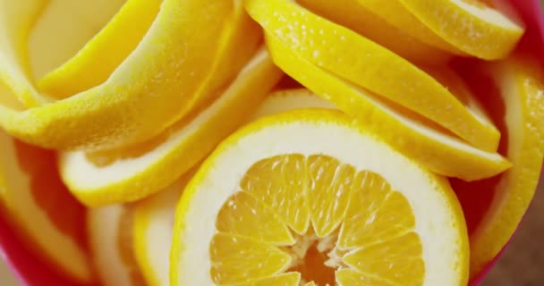 Halverade och skala söta limefrukterna i skål — Stockvideo