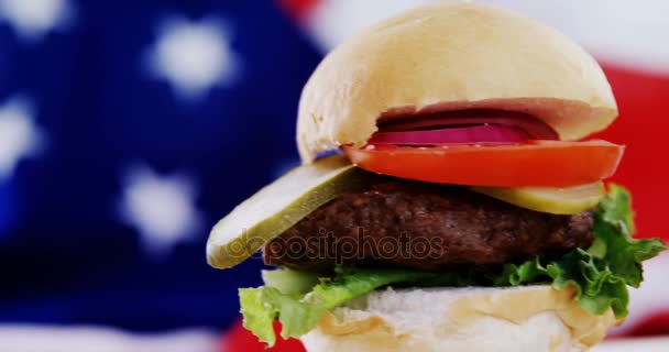 Hamburgers on wooden board with 4th july theme — Stock Video