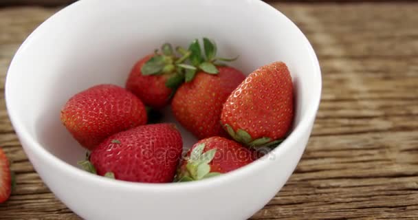 Primer plano de fresas frescas en un tazón — Vídeos de Stock