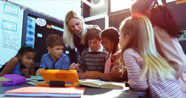Lehrer hilft Schülern bei den Hausaufgaben — Stockvideo