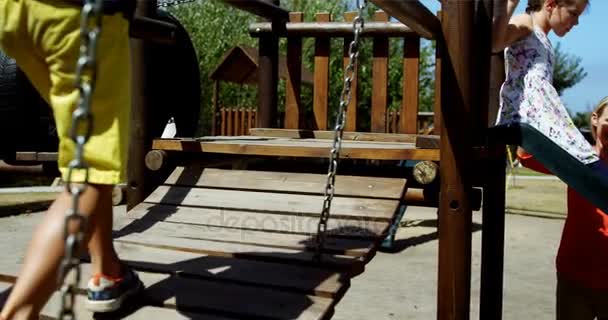 Trainer unterstützt Schüler beim Spielen auf dem Spielplatz — Stockvideo