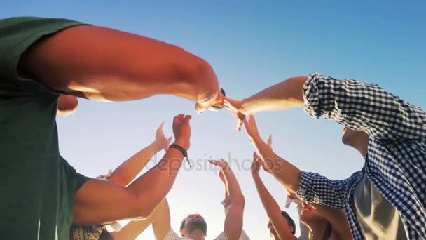 Groep vrienden spelen met de bal op strand — Stockvideo