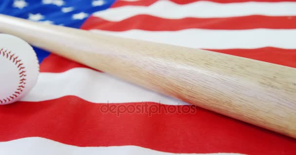 Бейсбол и бейсбольная бита на американском флаге — стоковое видео