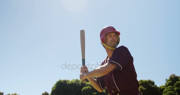 Bateador golpeando la pelota durante la sesión de práctica — Vídeos de Stock