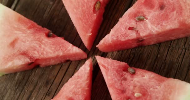 Skivor av vattenmelon arrangerade på träbord — Stockvideo