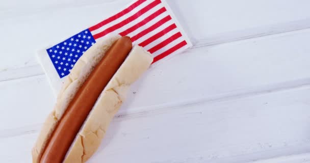 Perro caliente en mesa de madera con el tema del 4 de julio — Vídeos de Stock