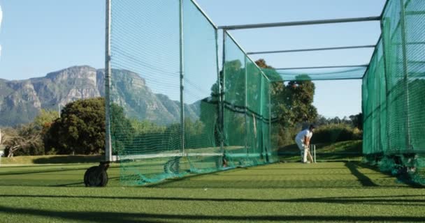 Cricket spelers oefenen in de netten tijdens een oefensessie — Stockvideo