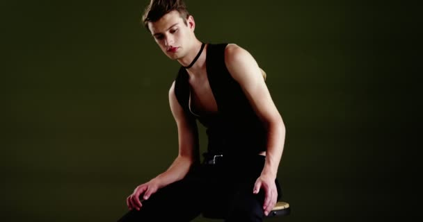 Androgynous man in waistcoat posing against green background — Stock Video