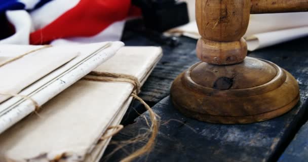 Martillo y documentos legales dispuestos en la bandera americana — Vídeo de stock