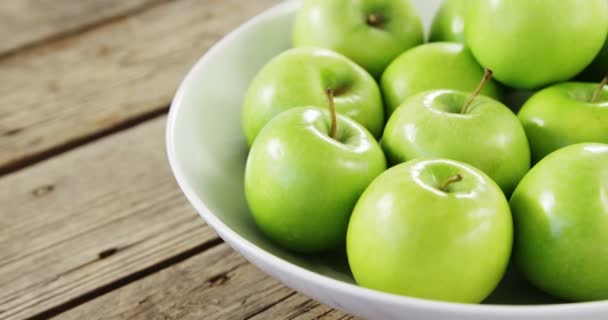 Manzanas verdes dispuestas en tazón — Vídeo de stock