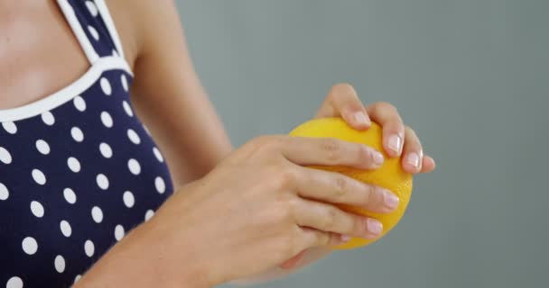 Mujer pelando naranja — Vídeos de Stock