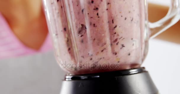 Femme préparant smoothie sur fond blanc — Video