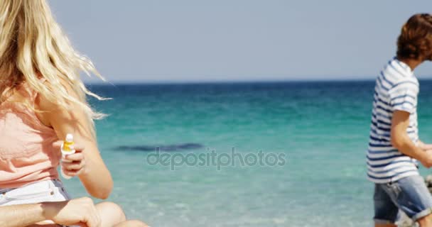 Pareja disfrutando juntos en la playa — Vídeos de Stock