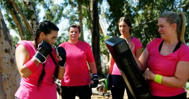 Mulher praticando boxe no acampamento — Vídeo de Stock