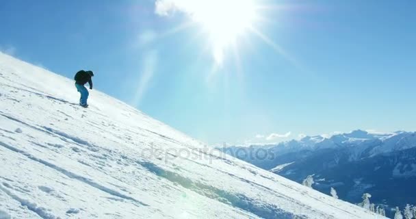 Personne snowboard sur montagne enneigée — Video