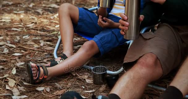 父亲和儿子在帐篷外面喝咖啡 — 图库视频影像