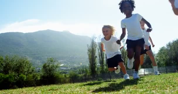 Niños corriendo en el parque durante la carrera — Vídeos de Stock