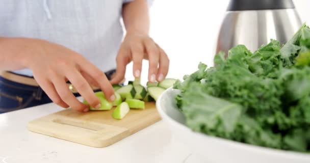 Frau bereitet Gemüsesmoothie zu — Stockvideo