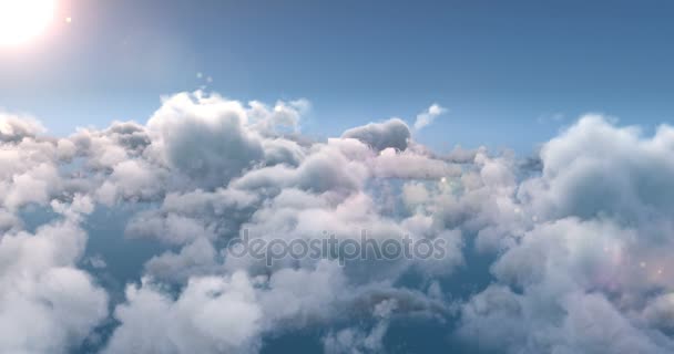 Білі пухнасті хмари в блакитному небі — стокове відео