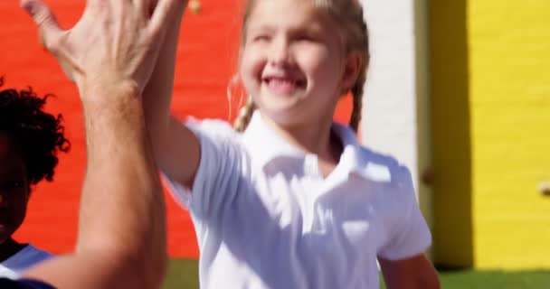 Los niños de la escuela dando cinco a entrenador — Vídeo de stock