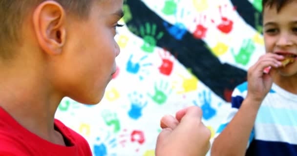 Niños desayunando en el campus — Vídeos de Stock