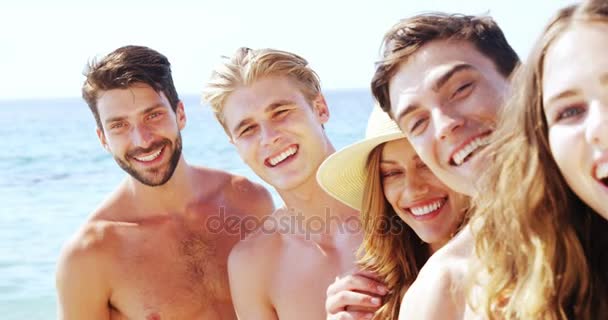 Retrato de amigos felizes se divertindo na praia — Vídeo de Stock