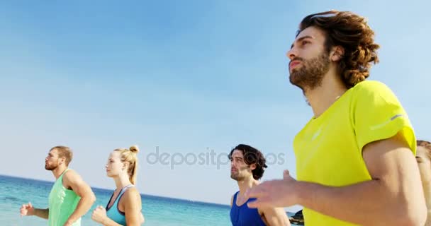 Fit hombre y mujer corriendo en la playa — Vídeo de stock