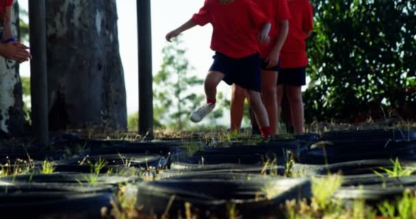 Des enfants écrasés par des pneus — Video