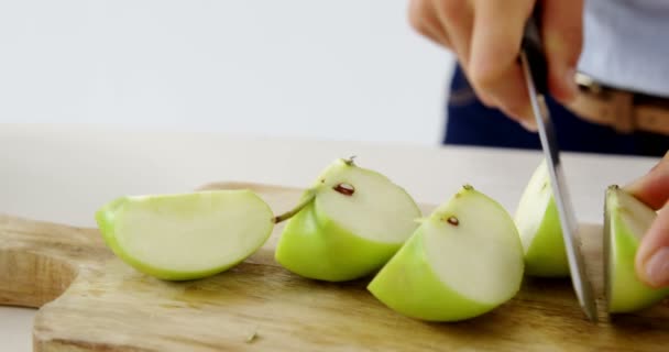 Kvinnan skära grönt äpple på skärbräda — Stockvideo