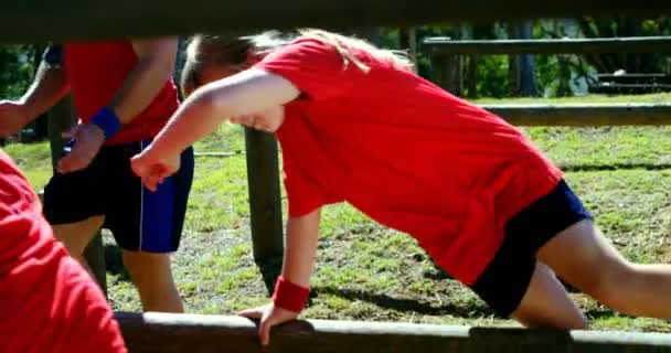 Trainer utbildning barn i boot camp — Stockvideo