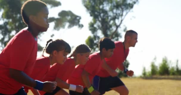 Entrenador de niños en el campo de entrenamiento — Vídeos de Stock