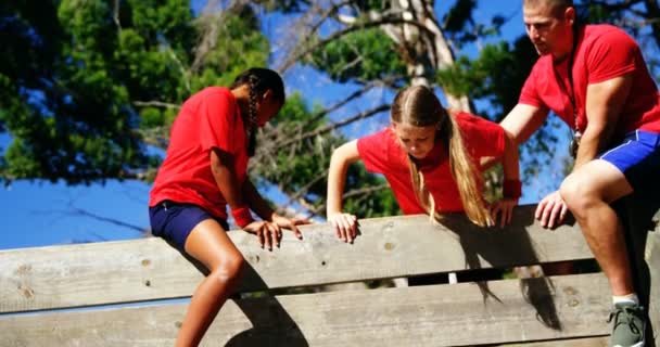 Entraînement des entraîneurs dans le camp d'entraînement — Video