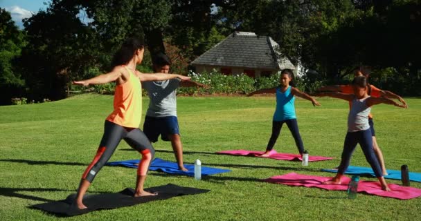Yogalehrer lehrt Kinder bei der Durchführung von Übungen — Stockvideo