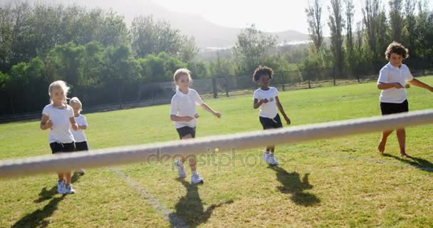 Niños jugando carrera de limón y cuchara — Vídeos de Stock