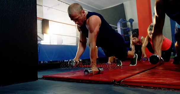 Боксерські вправи з гантелями — стокове відео