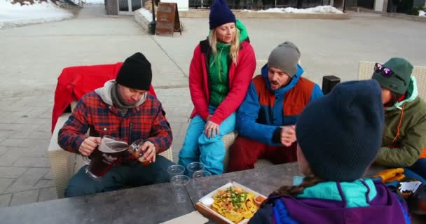 Freunde beim Imbiss am Lagerfeuer — Stockvideo