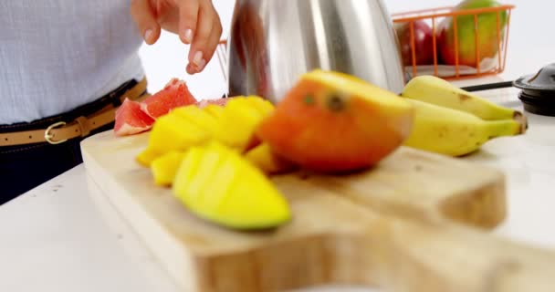 Mid-section of woman preparing smoothie — Stock Video